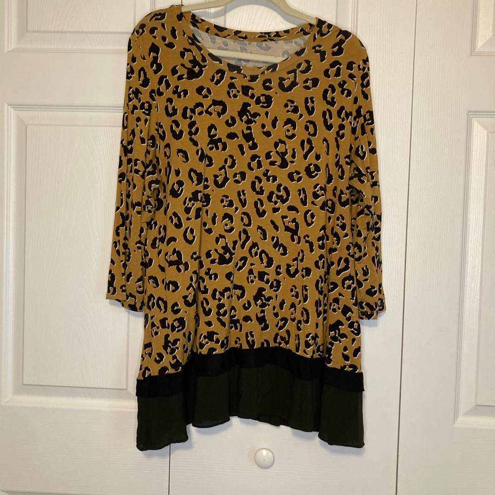 LOGO Lori Goldstein Leopard Top